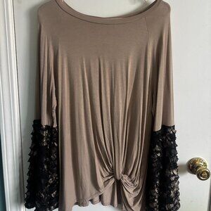 Promesa top with ruffly sleeves, size M